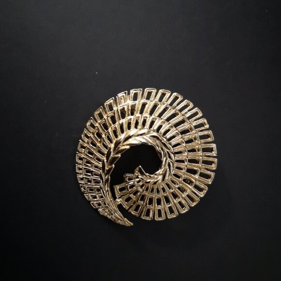 Sarah Coventry Jewelry - Vintage Sarah Coventry Gold Tone Swirl Openwork Brooch from 1960's